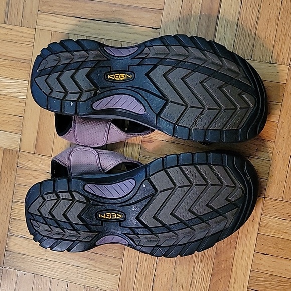 Keen waterproof closed toe sandal. - Picture 3 of 6